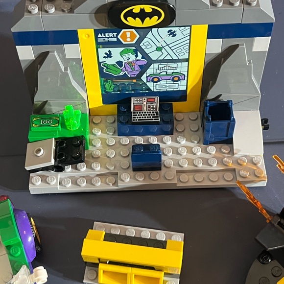 LEGO Batcave Set - Black, Yellow, Green 76272 - Picture 5 of 8